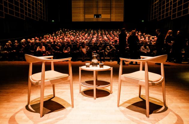 To stole foran et publikum i Dronningesalen