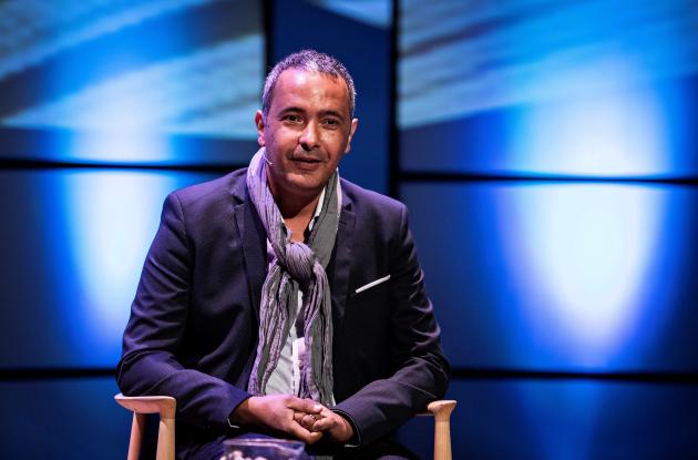 Kamel Daoud på scenen i Diamanten
