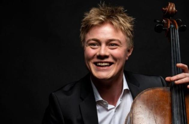 Jonathan Swensen smilende med sin cello