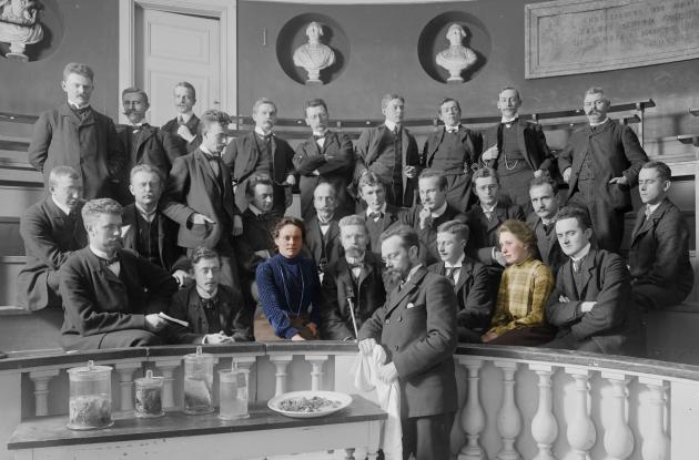 Studerende samlet til forelæsning i Kirurgisk Akademi. Professor i midten med et bord.