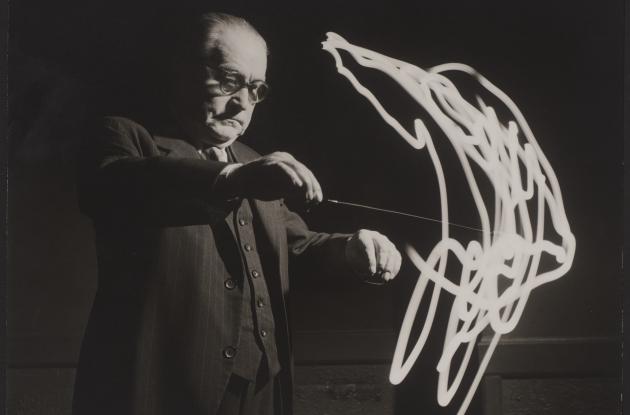 Jacob Gade i færd med at dirigere.